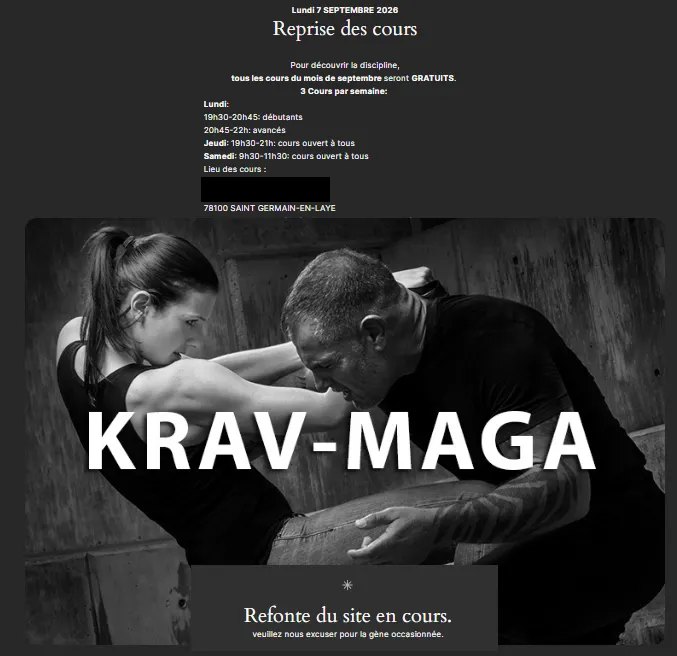 Page d'accueil d'origine du club : un bloc de texte centré sur fond sombre, horaires et tarifs en liste, puis une photo barrée du mot KRAV-MAGA et la mention « Refonte du site en cours ».